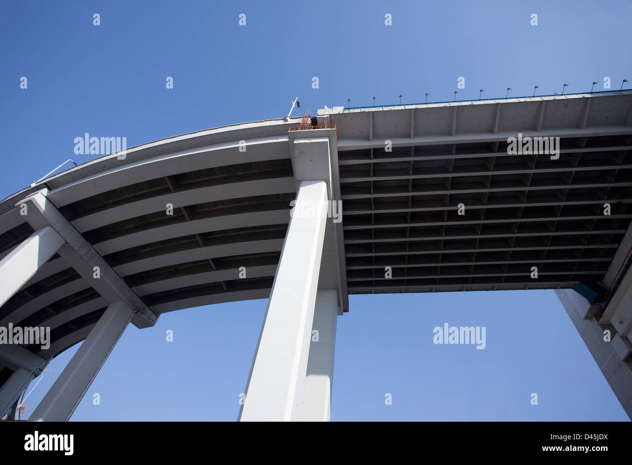 Strada Sopraelevata edificio attraversato il sovraccarico con cielo blu Foto Stock