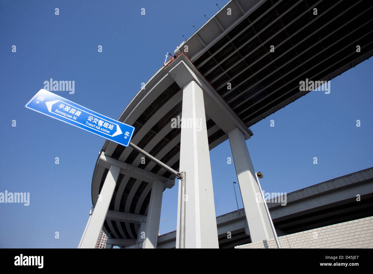 Strada Sopraelevata edificio attraversato il sovraccarico con cielo blu Foto Stock