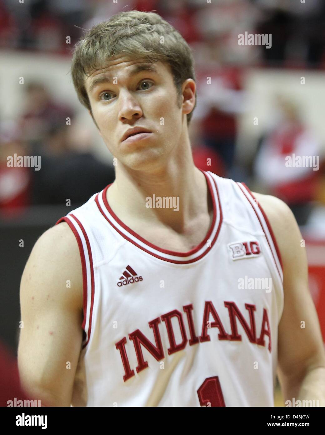 Bloomington, Indiana, Stati Uniti d'America. 5 Marzo, 2013. Indiana Hoosiers guard Giordania scafi (1) si riscalda prima di un NCAA pallacanestro tra Ohio State University e l'Università dell'Indiana a Assembly Hall in Bloomington, Indiana. Foto Stock