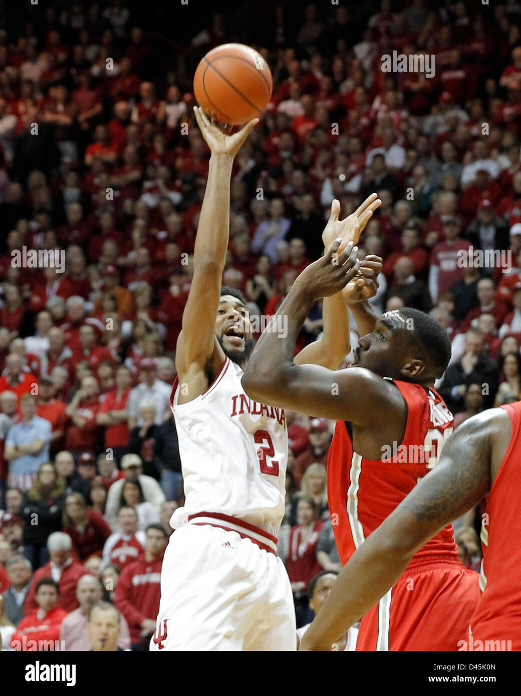 Bloomington, Indiana, Stati Uniti d'America. 5 Marzo, 2013. Indiana Hoosiers avanti Christian Watford (2) spara un ponticello durante un NCAA pallacanestro tra Ohio State University e l'Università dell'Indiana a Assembly Hall in Bloomington, Indiana. Foto Stock