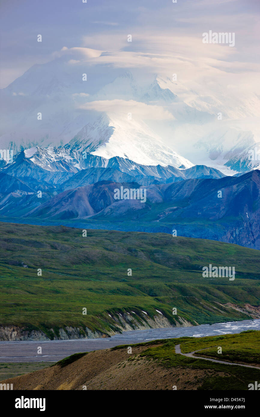 Mt. McKinley (Denali), il punto più alto in Nord America (20,320') visto dal lato ovest del Parco Nazionale di Denali, AK Foto Stock
