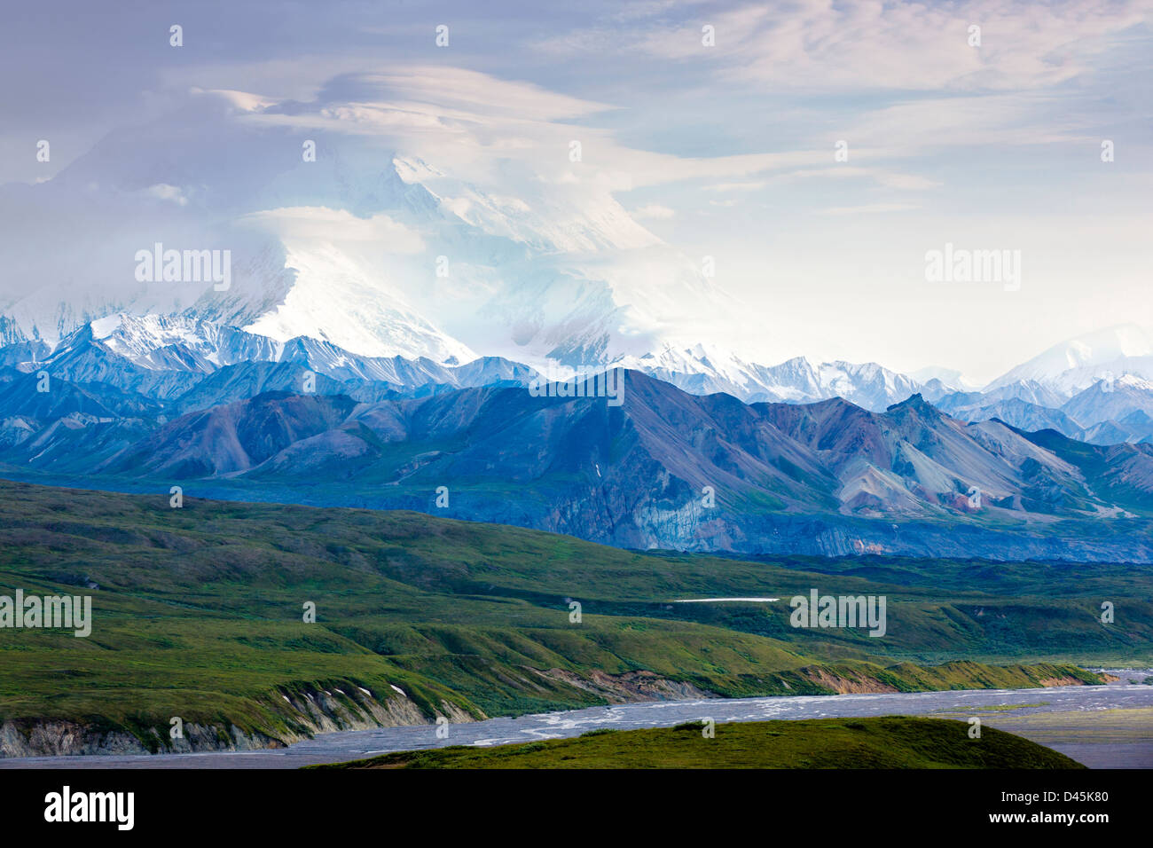 Mt. McKinley (Denali), il punto più alto in Nord America (20,320') visto dal lato ovest del Parco Nazionale di Denali, AK Foto Stock