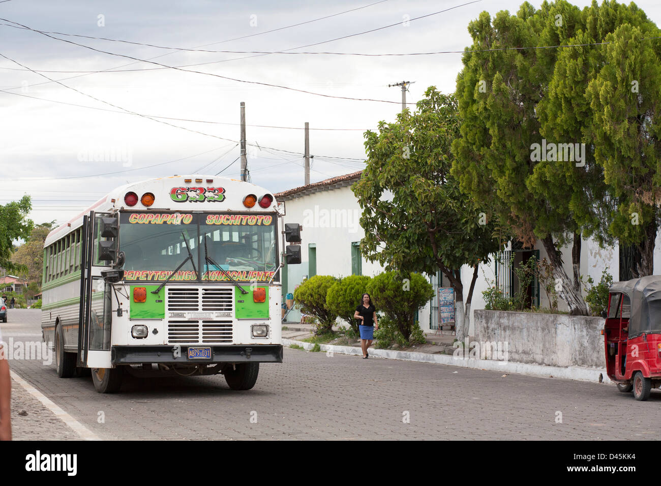 Un bus colorati per le strade di Suchitoto El Salvador. Foto Stock