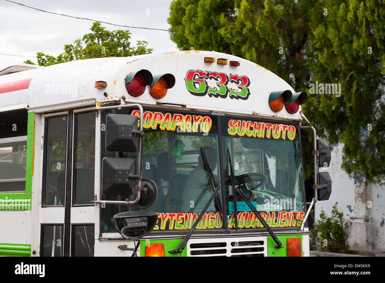 Un bus colorati per le strade di Suchitoto El Salvador. Foto Stock