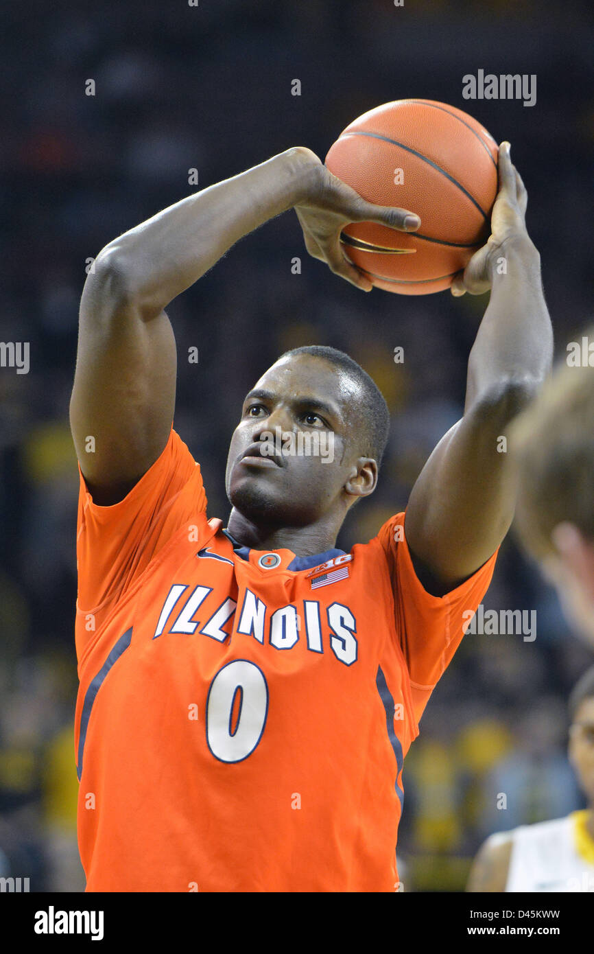 Iowa City, Iowa, USA. 5 Marzo, 2013. Il Illini's Sam McLaurin (0) come si è visto nel corso di una grande conferenza di dieci gioco di basket tra Illinois e Iowa presso Carver Hawkeye Arena a Iowa City. Iowa ha vinto, 63-55. Foto Stock