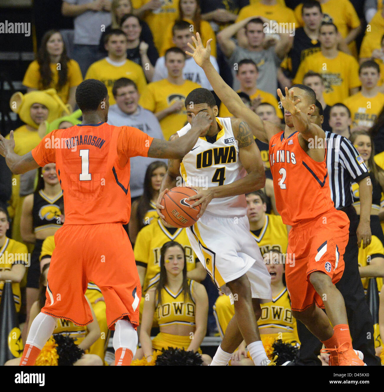 Iowa City, Iowa, USA. 5 Marzo, 2013. Iowa Roy Devyn marmo (4) è circondato nel corso di una grande conferenza di dieci gioco di basket tra Illinois e Iowa presso Carver Hawkeye Arena a Iowa City. Iowa ha vinto, 63-55. Foto Stock