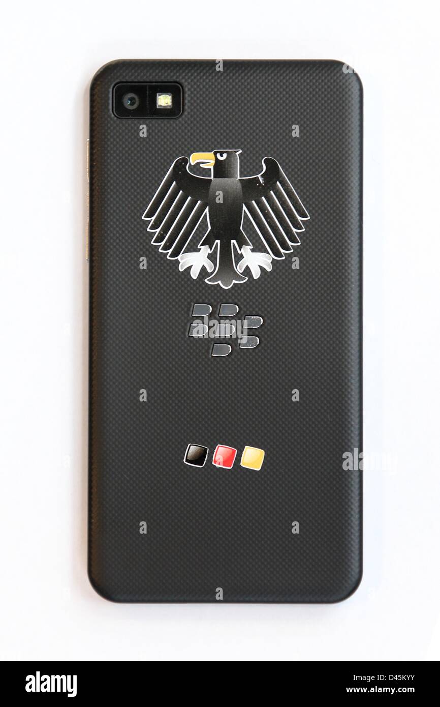 Hannover, Germania. 5 Marzo, 2013. Un rubinetto di prova di Blackberry è raffigurato presso lo stand di Secusmart durante la fase di apertura della manifestazione presso il più grande del mondo di computer expo CeBIT di Hannover, Germania, 05 marzo 2013. Il cancelliere tedesco Angela Merkel riceve supponiamo di ricevere un nuovo business il cellulare - un Blackberry o un Samsung Smartphone. Foto: FRISO GENTSCH/dpa/Alamy Live News Foto Stock