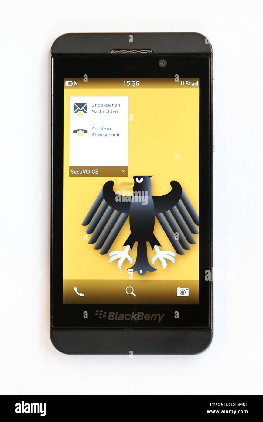 Hannover, Germania. 5 Marzo, 2013. Un rubinetto di prova di Blackberry è raffigurato presso lo stand di Secusmart presso il più grande del mondo di computer expo CeBIT di Hannover, Germania, 05 marzo 2013. Il cancelliere tedesco Angela Merkel riceve supponiamo di ricevere un nuovo business il cellulare - un Blackberry o un Samsung Smartphone. Foto: FRISO GENTSCH/dpa/Alamy Live News Foto Stock