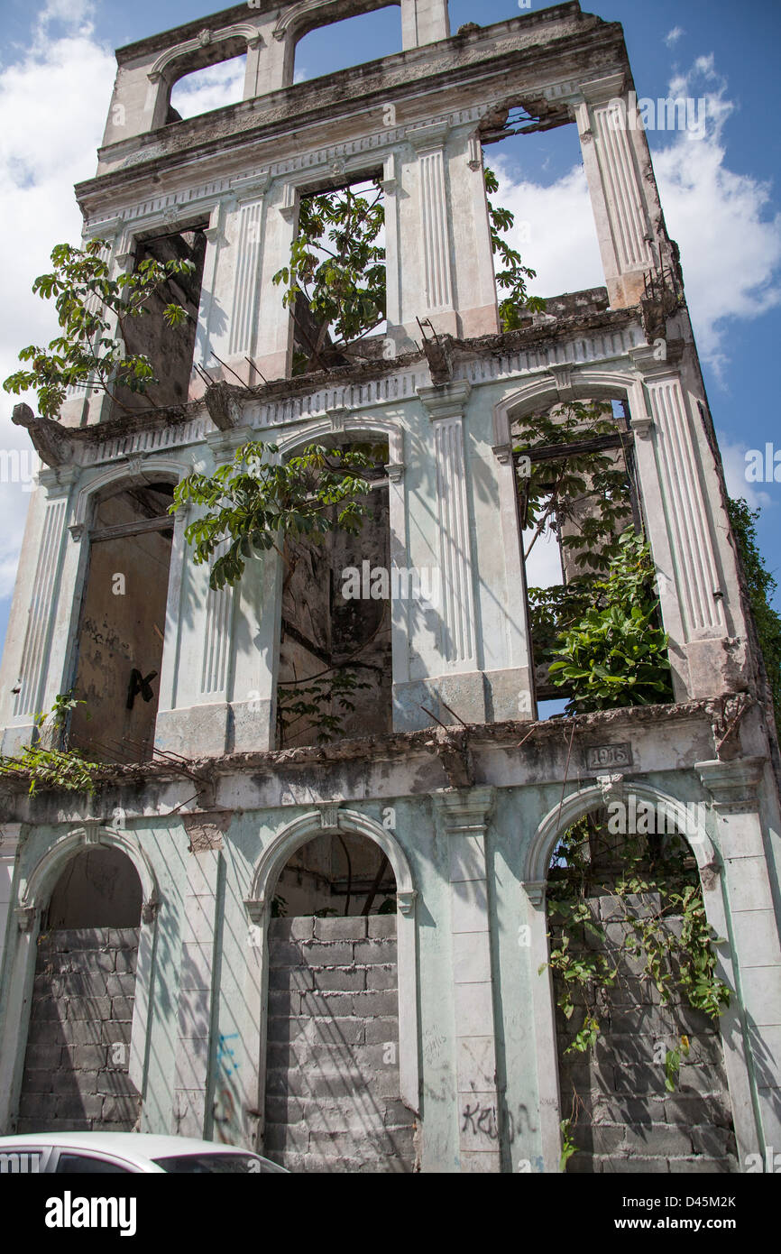 Vecchio edificio abbandonato con alberi che crescono fuori di esso nel Casco Viejo distretto della città di Panama. Foto Stock