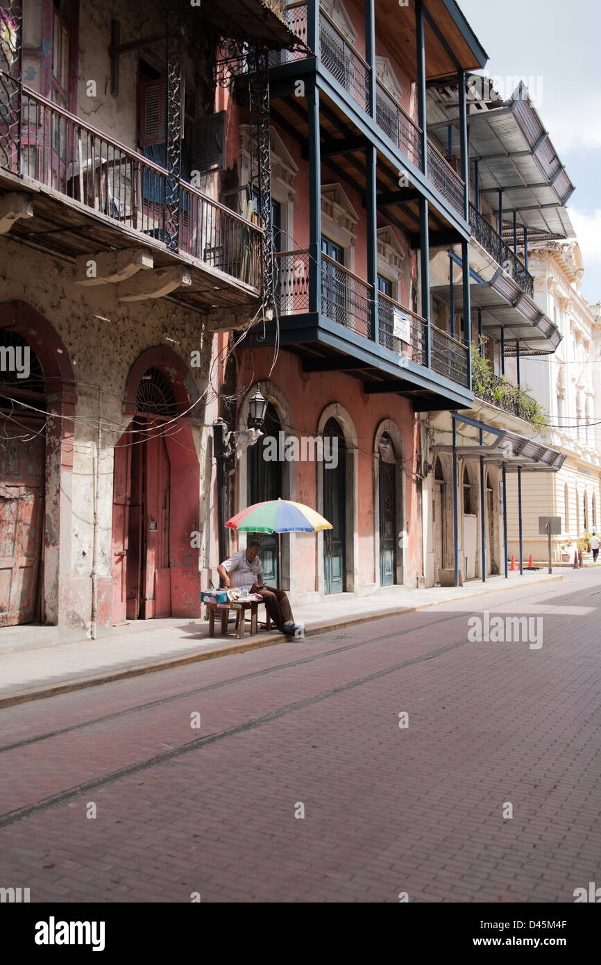 L'uomo la vendita di biglietti della lotteria sulla strada nel Casco Viejo in Panama City, Panama. Foto Stock