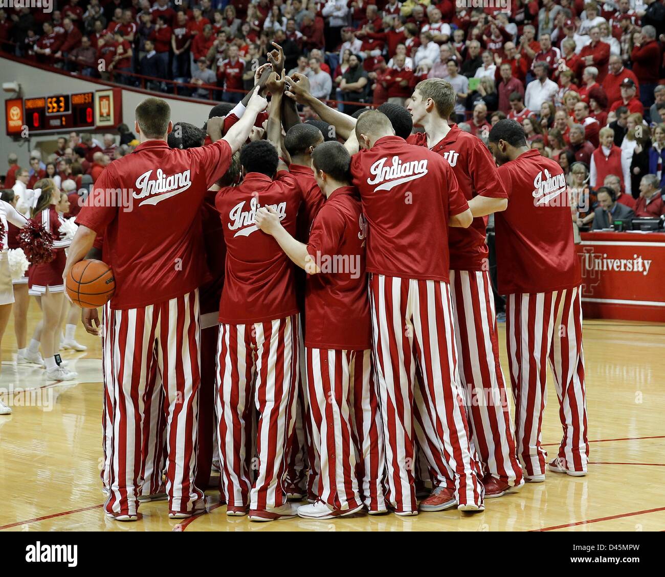 Bloomington, Indiana, Stati Uniti d'America. 5 Marzo, 2013. Indiana Hoosiers huddle up durante un NCAA pallacanestro tra Ohio State University e l'Università dell'Indiana a Assembly Hall in Bloomington, Indiana. Ohio State sconvolto #2 Indiana 67-58. Foto Stock