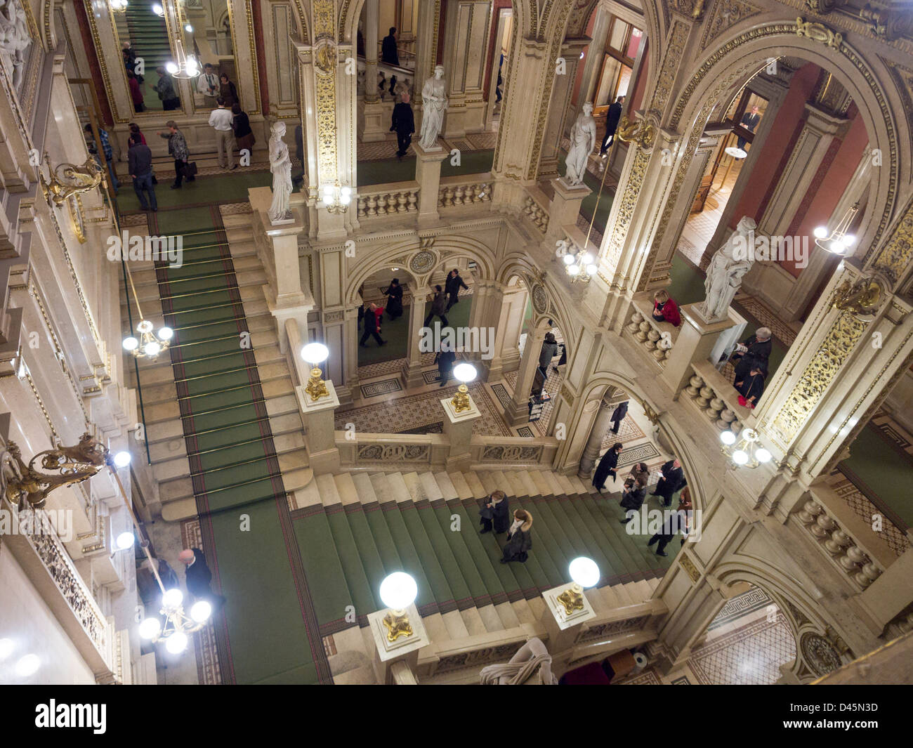 La grande scala ad opera di Stato di Vienna. La sfarzosa hall in marmo e scale a Vienna la famosa Opera House. Foto Stock