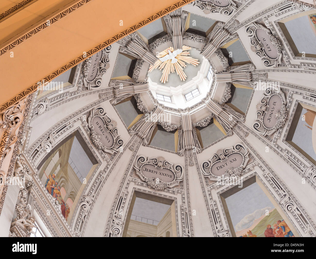 Cupola Centrale il duomo di Salisburgo il dettaglio. Il vertiginoso aumento del bianco cupola centrale di questa grande chiesa di Salisburgo Foto Stock