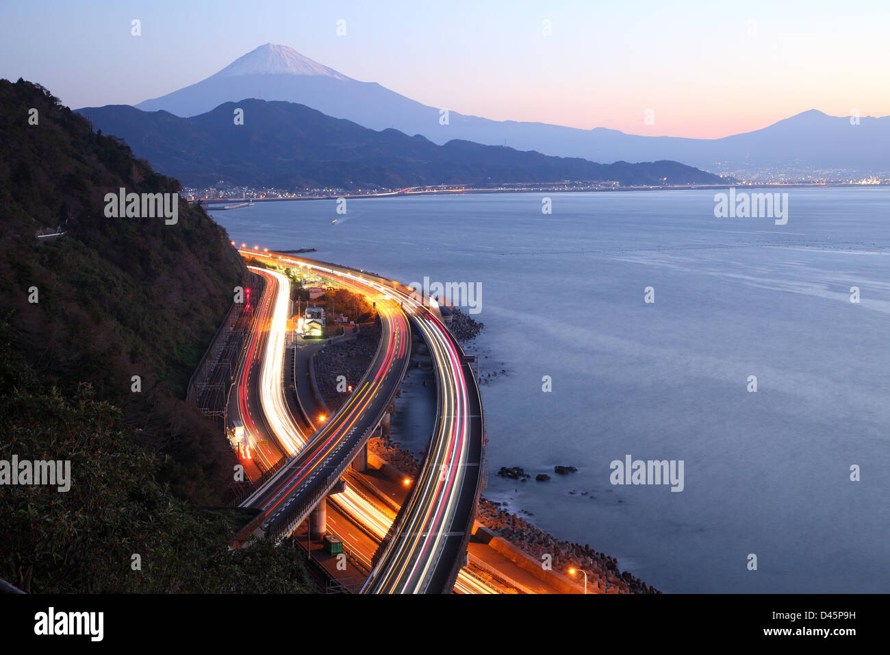 Vista notturna di Mt. Fuji e Tomei Expressway, Shizuoka, Giappone Foto Stock