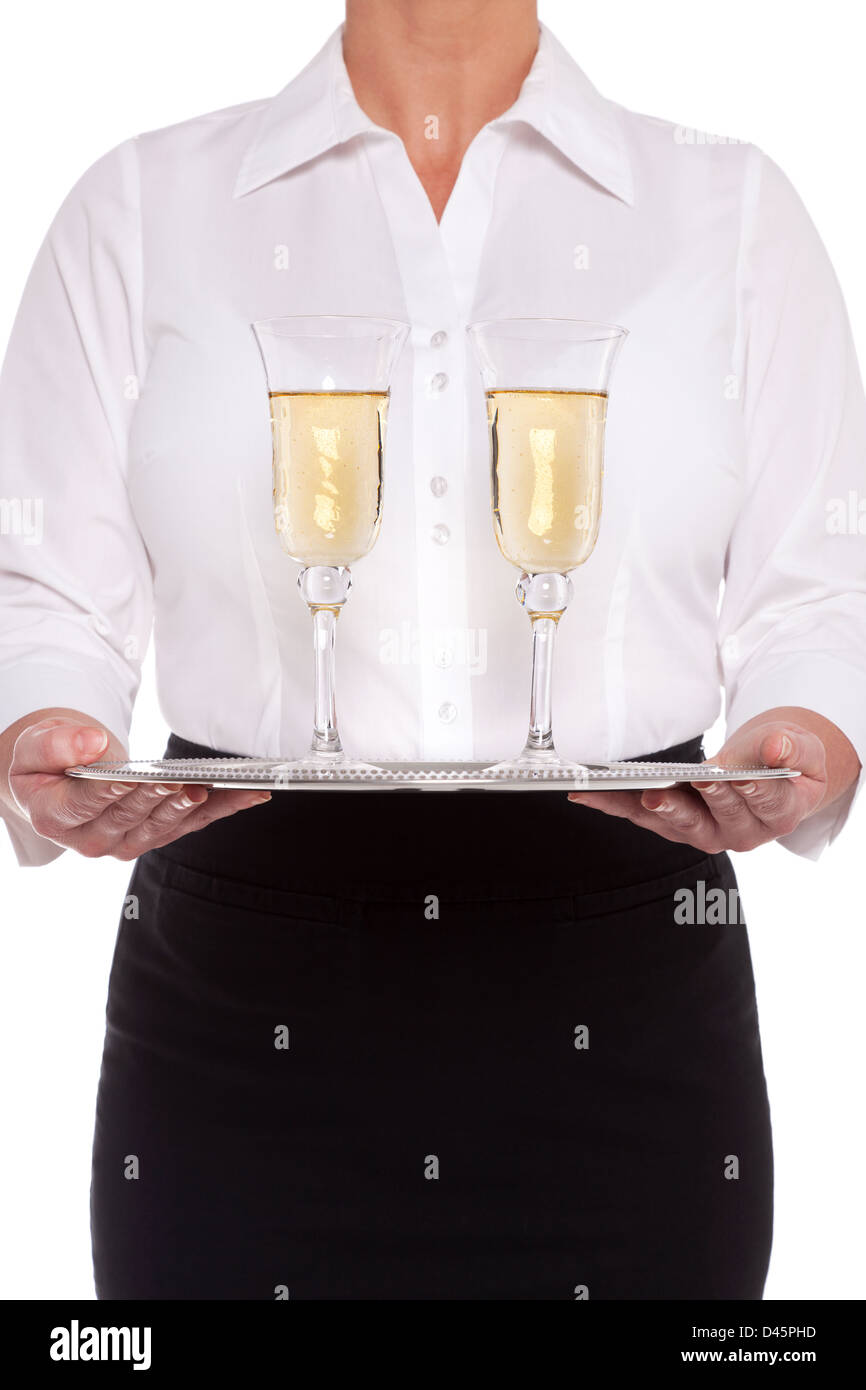 La cameriera che serve i bicchieri di champagne su un vassoio d'argento, isolata su uno sfondo bianco. Foto Stock