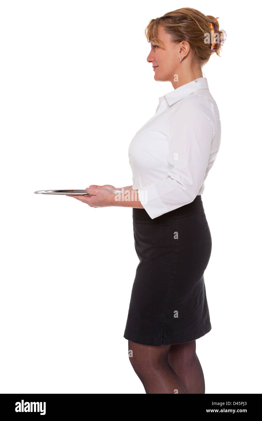 Cameriera di trattenimento di un vuoto vassoio d'argento, isolata su uno sfondo bianco. Una buona immagine per il product placement. Foto Stock
