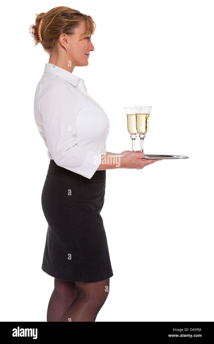 Profilo di una cameriera tenendo un vassoio in argento con due bicchieri di champagne, isolata su uno sfondo bianco. Foto Stock