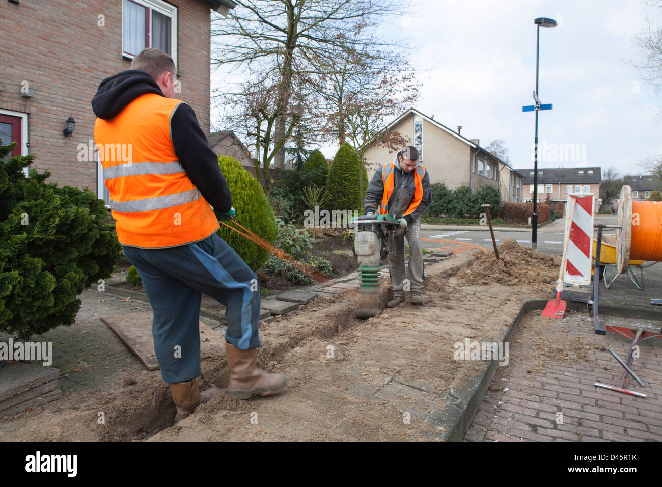 I lavoratori migranti polacchi fare di terra di lavoro per la costruzione di una fibra di vetro progetto di infrastruttura nei Paesi Bassi Foto Stock