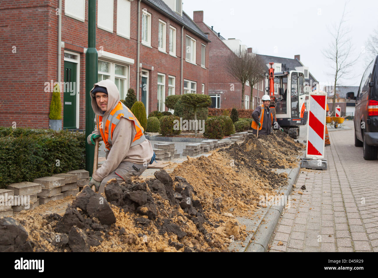 I lavoratori migranti polacchi fare di terra di lavoro per la costruzione di una fibra di vetro infrastrutture in Paesi Bassi Foto Stock