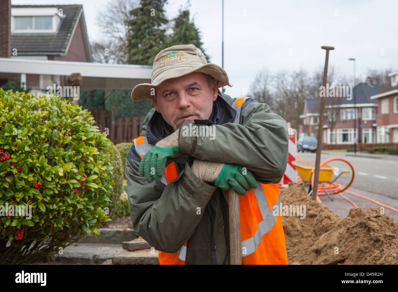 Ritratto di un polacco lavoratore migrante facendo lavori di terra per la costruzione di una fibra di vetro infrastrutture in Paesi Bassi Foto Stock
