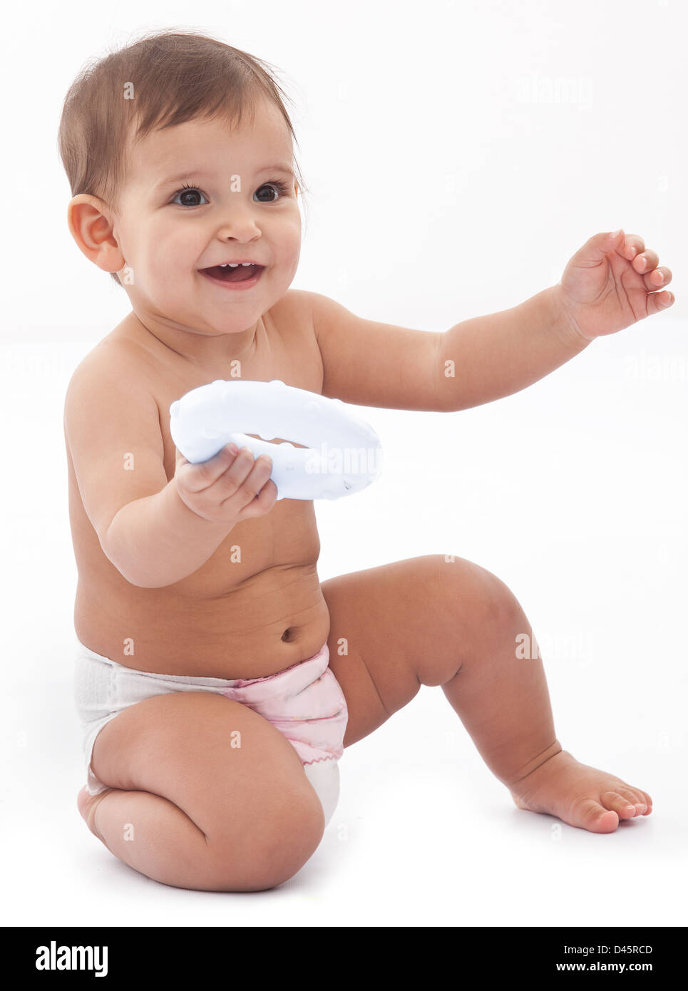 Bambino sorridente con un giocattolo in mano. Foto Stock