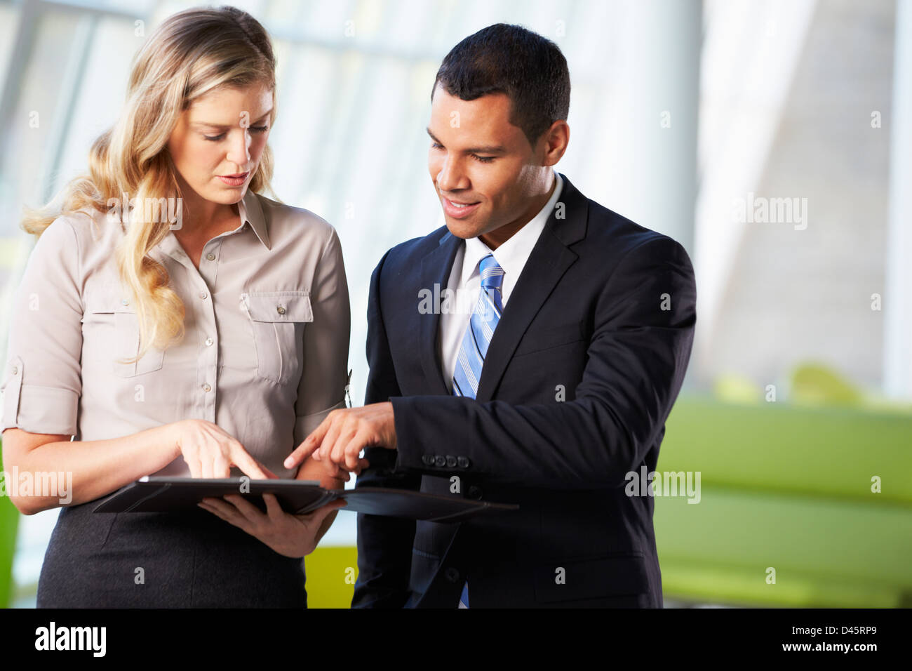 Imprenditore e imprenditrici avente una riunione informale in Office Foto Stock