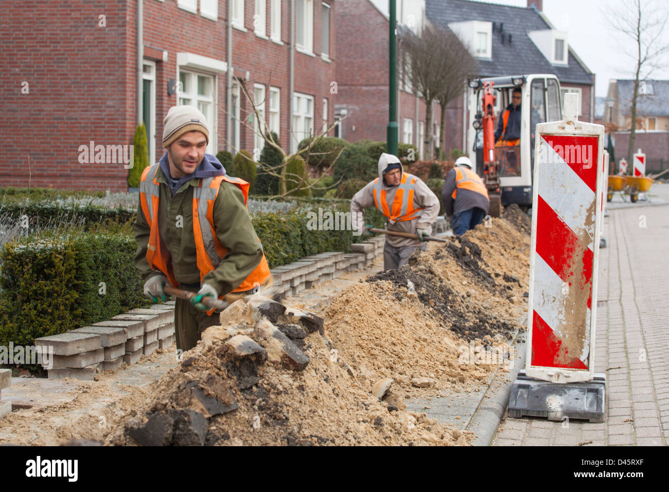 I lavoratori migranti ungheresi fare di terra di lavoro per la costruzione di una fibra di vetro infrastrutture in Paesi Bassi Foto Stock