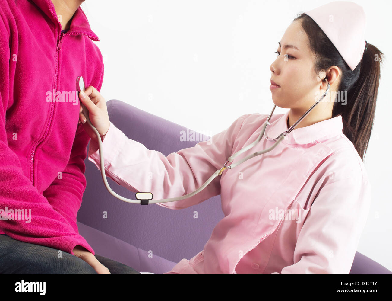 Gli infermieri ascoltare la frequenza cardiaca. Foto Stock