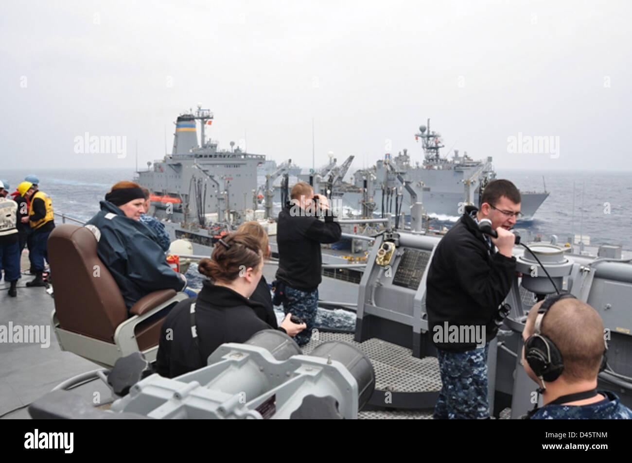 USS Germantown conduce una replenishmen in mare con USNS Pecos. Foto Stock