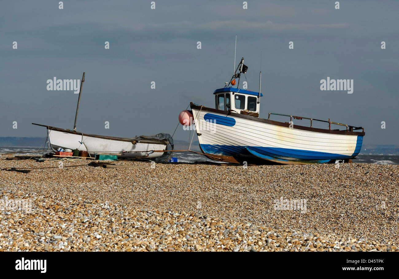 Barche di pescatori sulla spiaggia di Dungeness Foto Stock