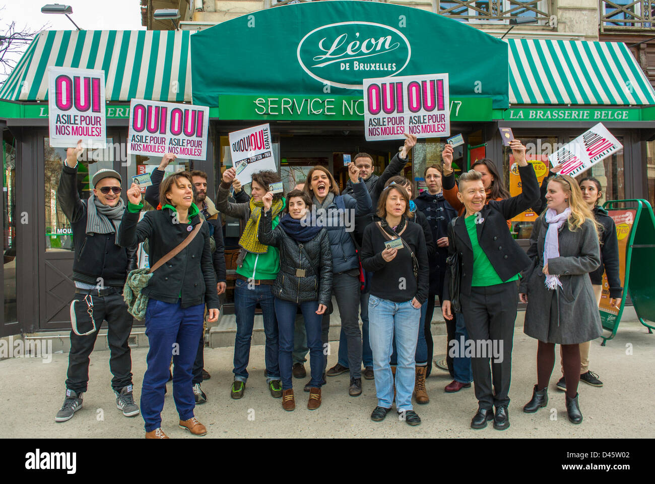 Parigi, Francia. Attivismo francese LGBT, protesta al di fuori del Belgio Ristorante per la maternità surrogata Legge per matrimonio gay, Gruppo Holding Social protesta firma su strada, lgbt protesta, attivismo femminile Foto Stock