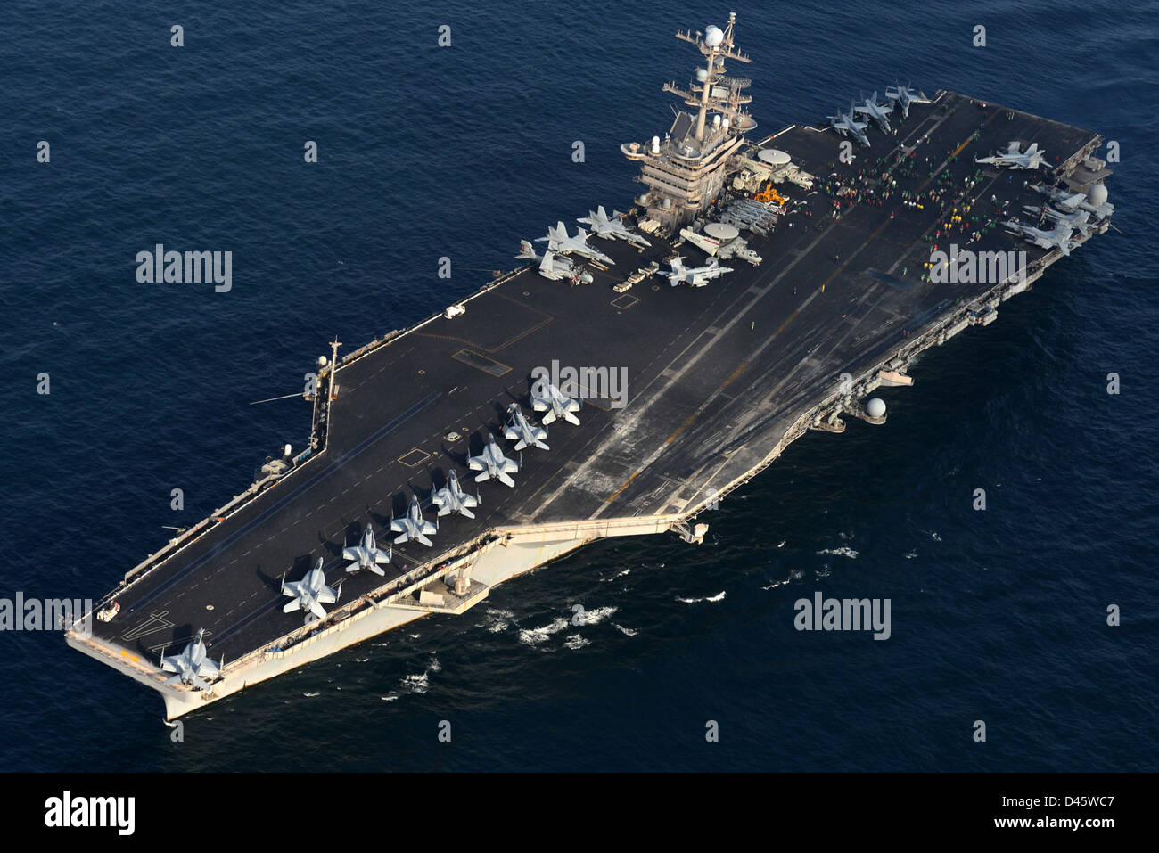 La USS John C. Stennis (CVN 74), una portaerei di classe Nimitz, opera nell'area di responsabilità della 5th Fleet degli Stati Uniti, conducendo la sicurezza marittima e sostenendo le operazioni della Marina nella regione. Foto Stock