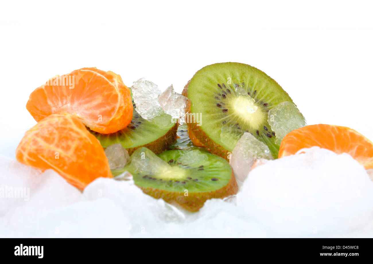 Mandarino e kiwi le fette su ghiaccio tritato Foto Stock
