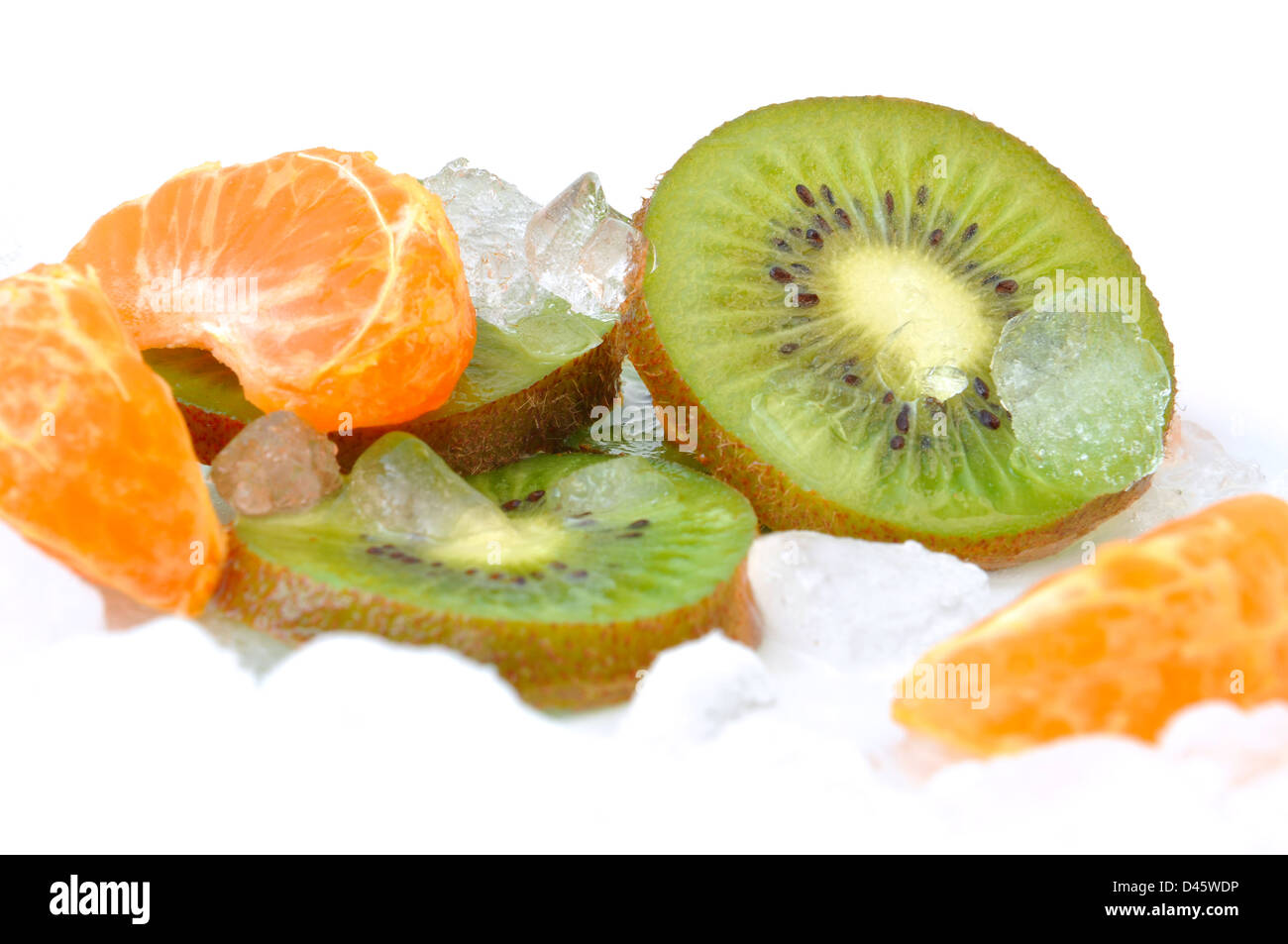 Mandarino e kiwi le fette su ghiaccio tritato Foto Stock