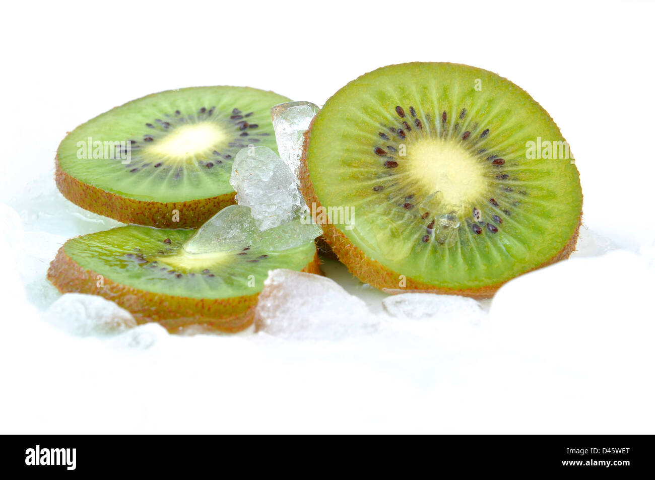 Fette di kiwi in ghiaccio tritato Foto Stock