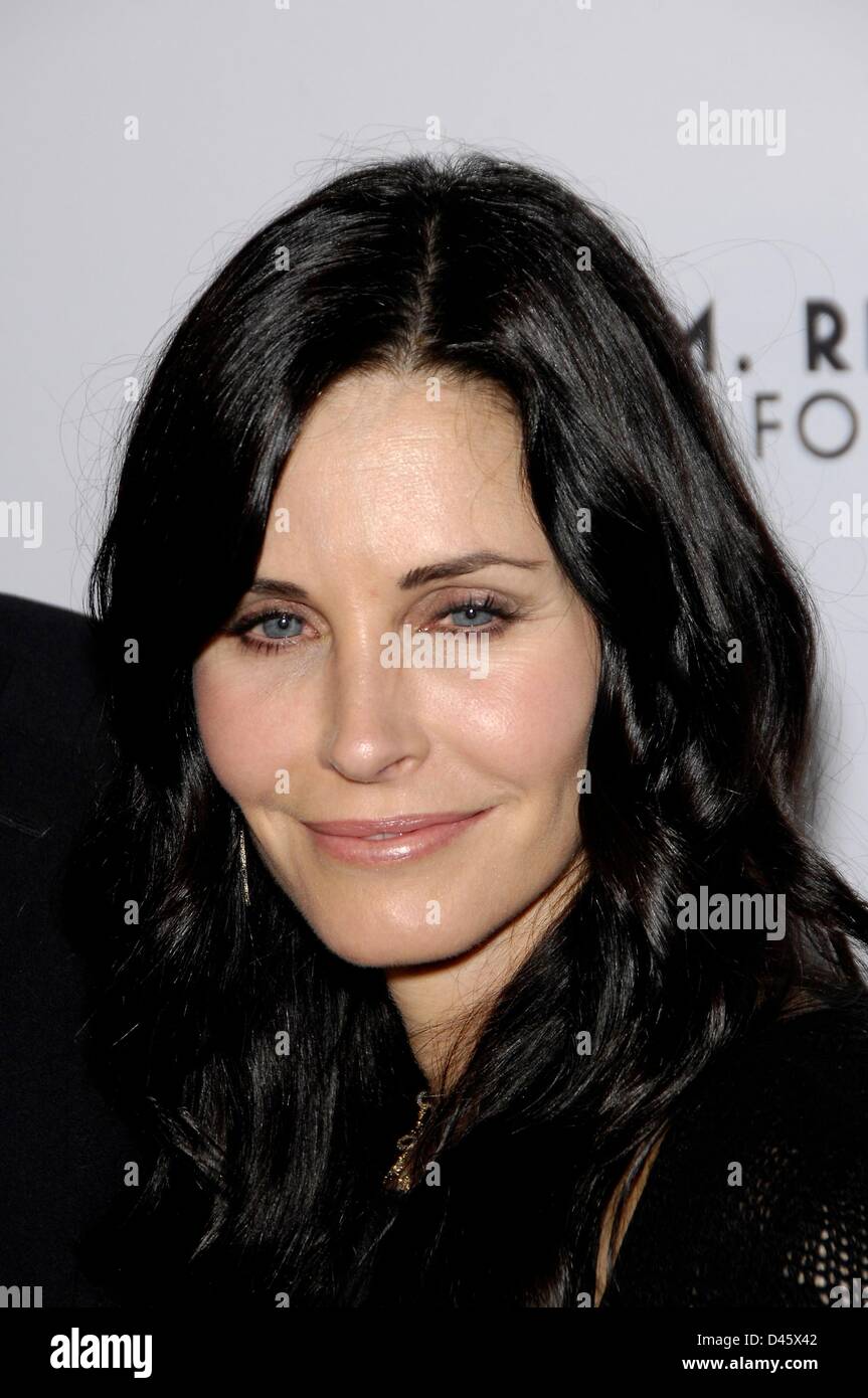 Beverley Hills, Stati Uniti d'America. 5 Marzo, 2013. Courteney Cox presso gli arrivi per una serata di eccellenza ambientale finalizzata alla raccolta di fondi per la UCLA Istituto dell'ambiente e sostenibilità, residenza privata, Beverly Hills, CA il 5 marzo 2013. Foto Da: Michael Germana/Everett raccolta/Alamy Live News Foto Stock