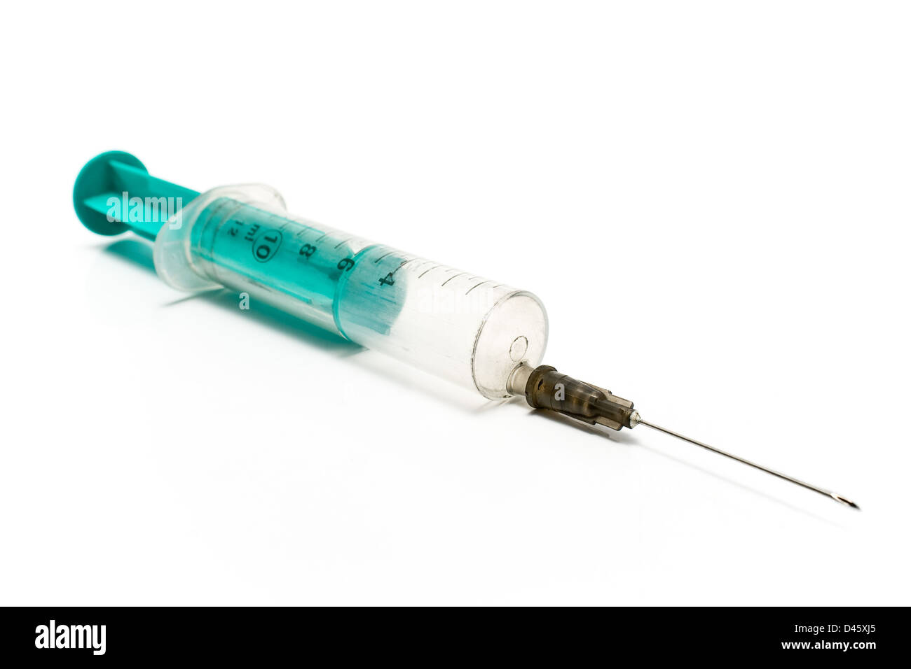 Sporco usato siringa di vetro isolato su bianco Foto Stock