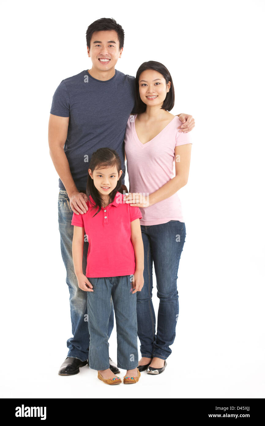 Lunghezza completa Studio shot della famiglia cinese Foto Stock