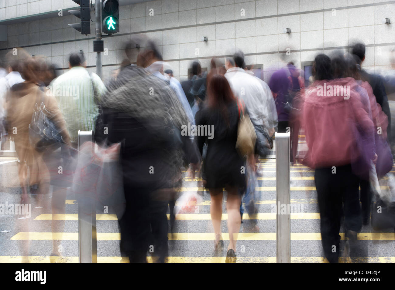 Pendolari incrocio occupato Hong Kong Street Foto Stock