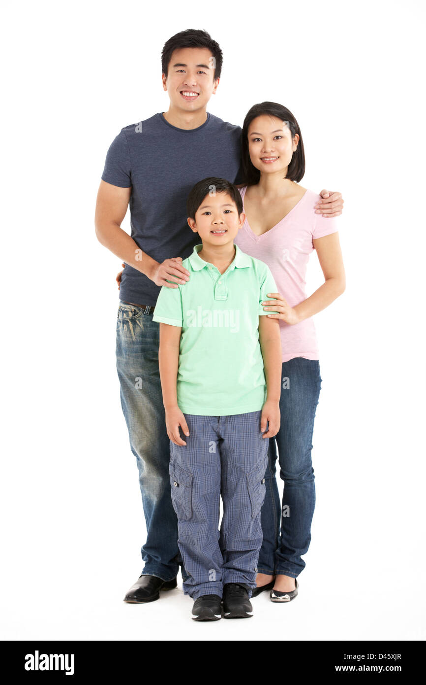 Lunghezza completa Studio shot della famiglia cinese Foto Stock