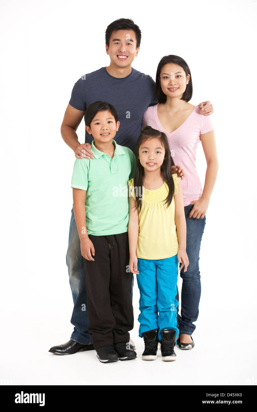 Lunghezza completa Studio shot della famiglia cinese Foto Stock