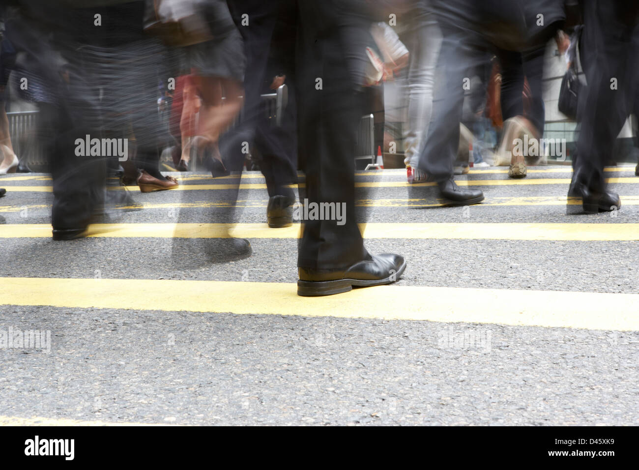 Close Up di pendolari piedi attraversando occupato Hong Kong Street Foto Stock