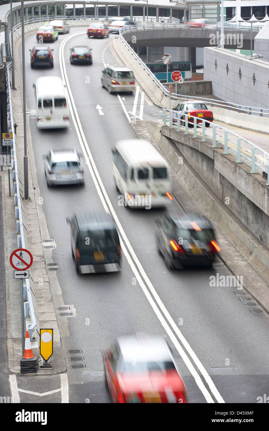 Traffico lungo occupato Hong Kong Street Foto Stock