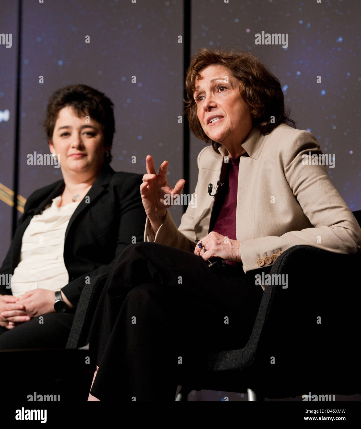 La NASA fornisce un aggiornamento sul veicolo spaziale Voyager, discutendo la sua missione e le scoperte in corso. Voyager 1 e 2 continuano a inviare dati preziosi dallo spazio interstellare. Foto Stock