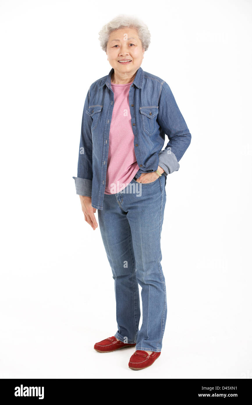 Lunghezza completa Studio shot cinese di donna Senior Foto Stock