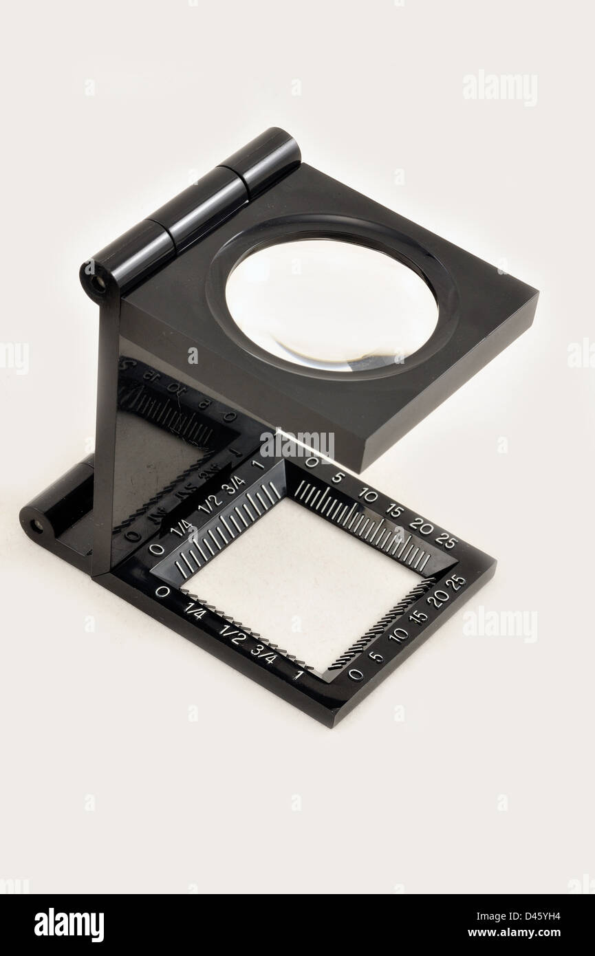 Isolato lente di ingrandimento su sfondo bianco. Foto Stock