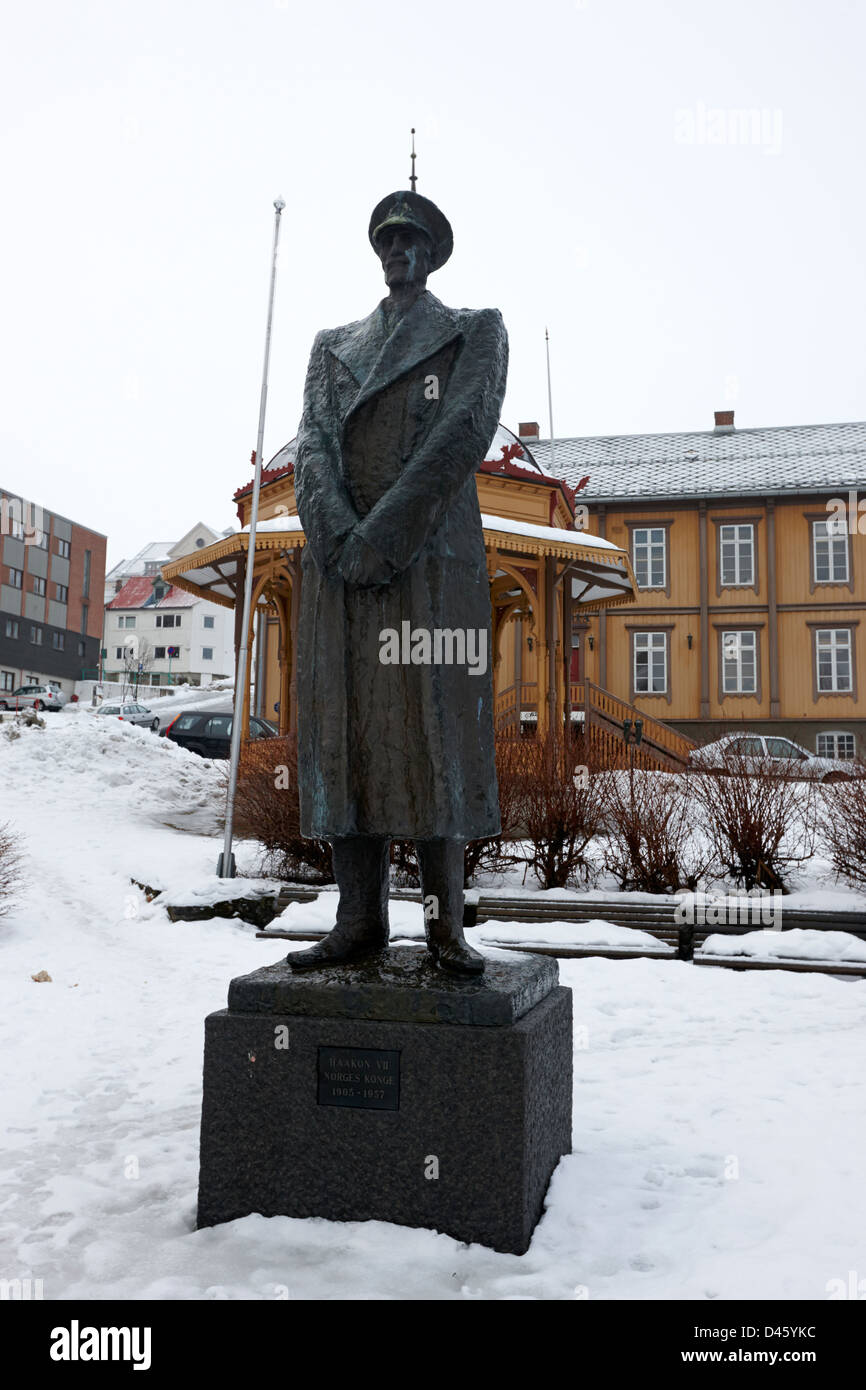 Statua di re haakon vii di norvegia troms Tromso Norvegia europa Foto Stock Statua di re haakon vii di norvegia troms Tromso Norvegia europa Foto Stock