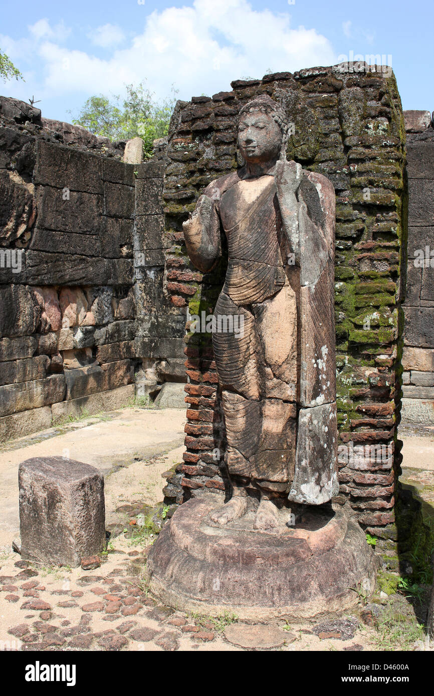 Granito scultura di Buddha In Hatadage, un dente-camera reliquia, un quadrangolo Polonnaruwa, Sri Lanka Foto Stock