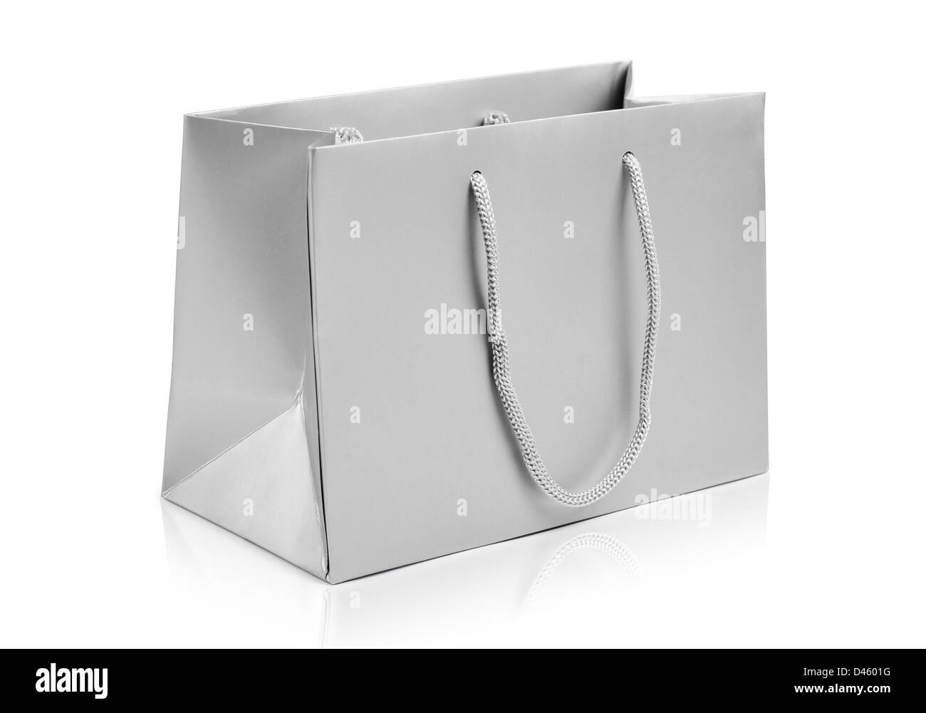 Argento carta shopping bag isolati su sfondo bianco. Percorso di clipping incluso. Foto Stock