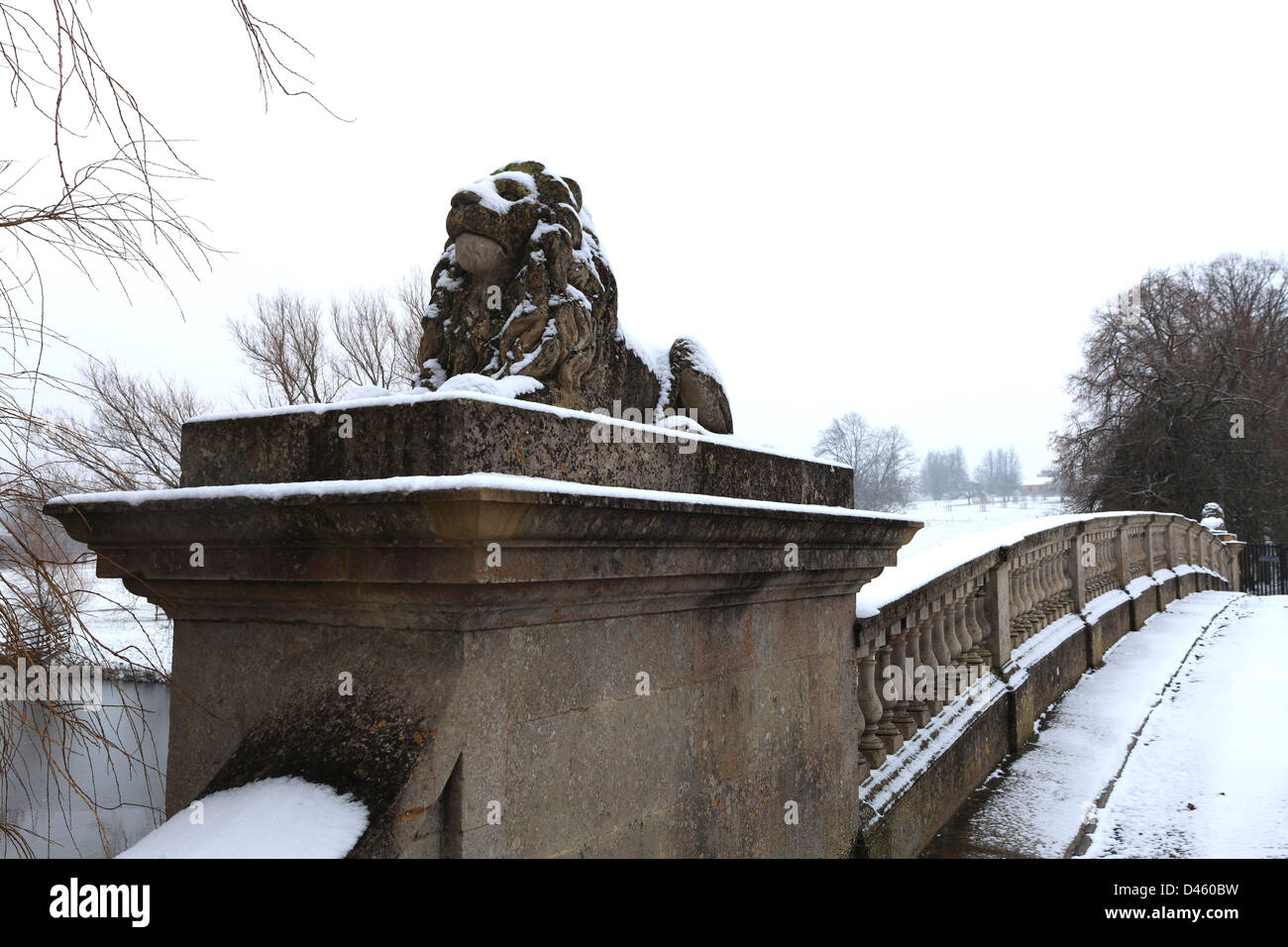 In inverno la neve, Lion bridge, Burghley House, Elizabethan dimora signorile, Cambridgeshire e Lincolnshire frontiera, Inghilterra, Regno Unito Foto Stock